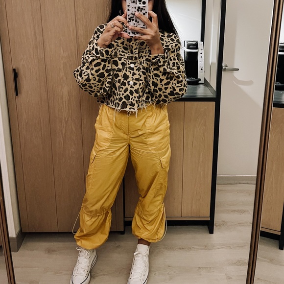 Super Fun Cropped Lepoard print jacket. - Picture 5 of 7